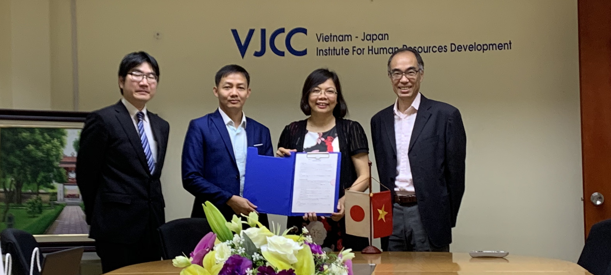 同意書に署名し手にするVJCCヒエン所長（右から2番目）と 国際大学VJCC共同事務所代表のラム所長（左から2番目）